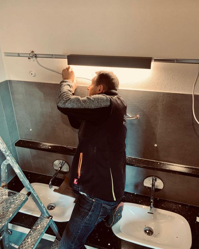 💫Leuchtenmontage💫

#leuchtenmontage #leuchten #licht #elektrohandwerk #elektriker #elektroschulte #handwerk #lichttechnik #montieren #eswerdelicht