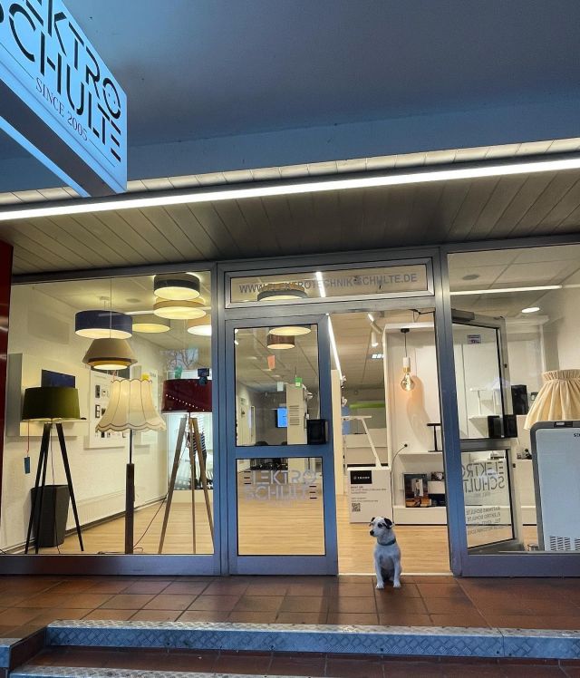 Emma, unser Bürohund, hält die Türen für euch auf und freut sich euch begrüßen zu dürfen! 🐶✨

#elektriker #neheim #neheimcity #elektrotechnik #elektroschulte #handwerk #bürohund #arbeitshund #türoffen #elektronik #beratung #pvanlage #leuchten #lampen #lampendesign #werbung